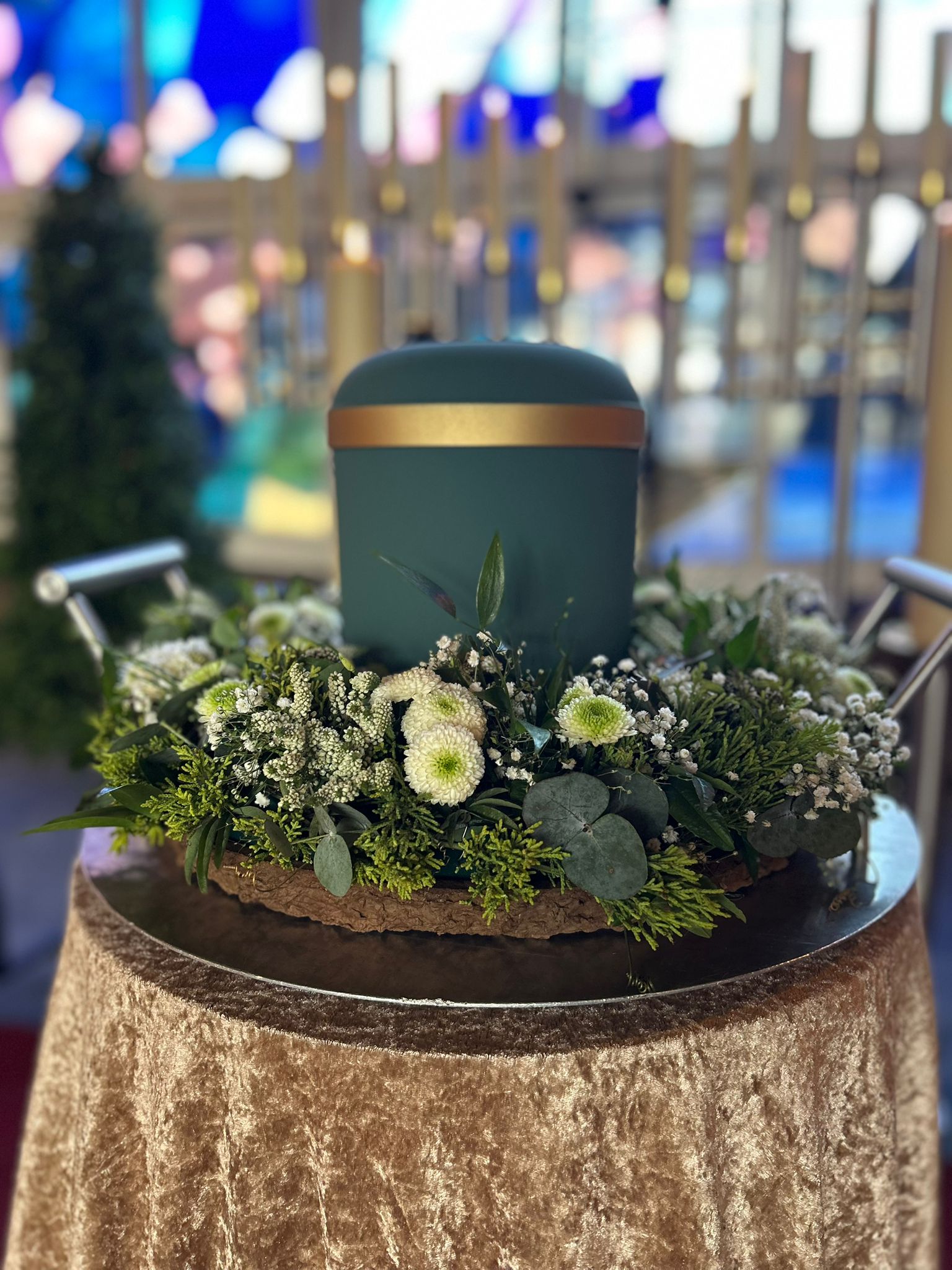 Urne mit Blumenkranz